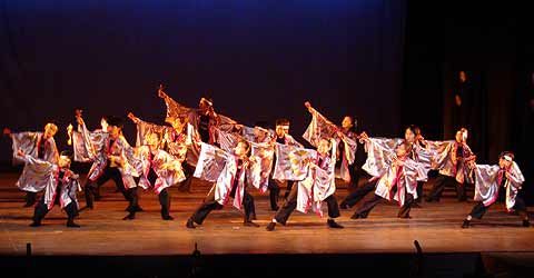 "YosakoiSoram"Alunos de Nippo.