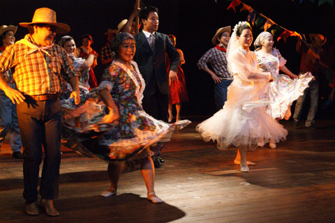 "YosakoiSoram"Alunos de Nippo.